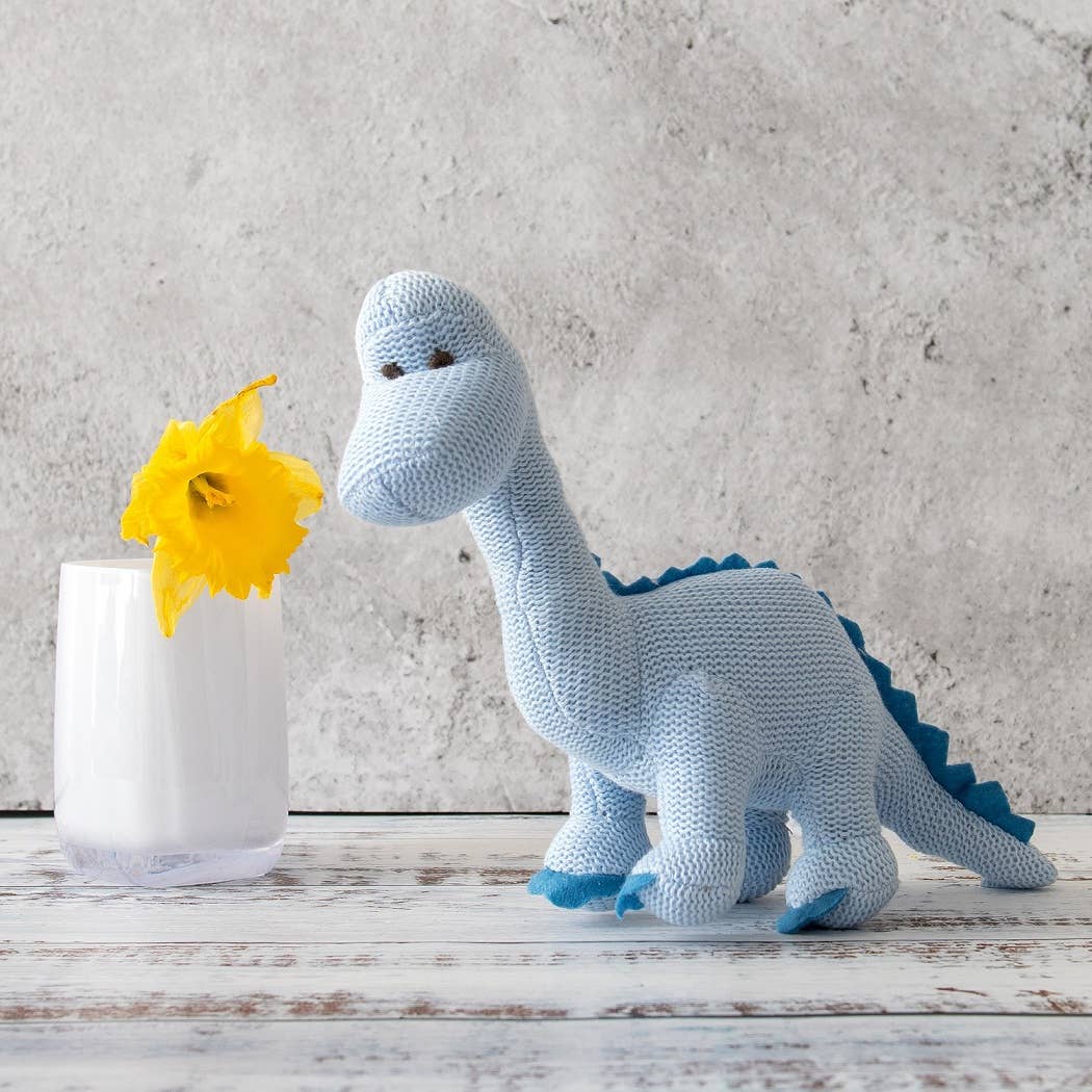 Hochet bébé dinosaure diplodocus bleu tricoté en coton biologique