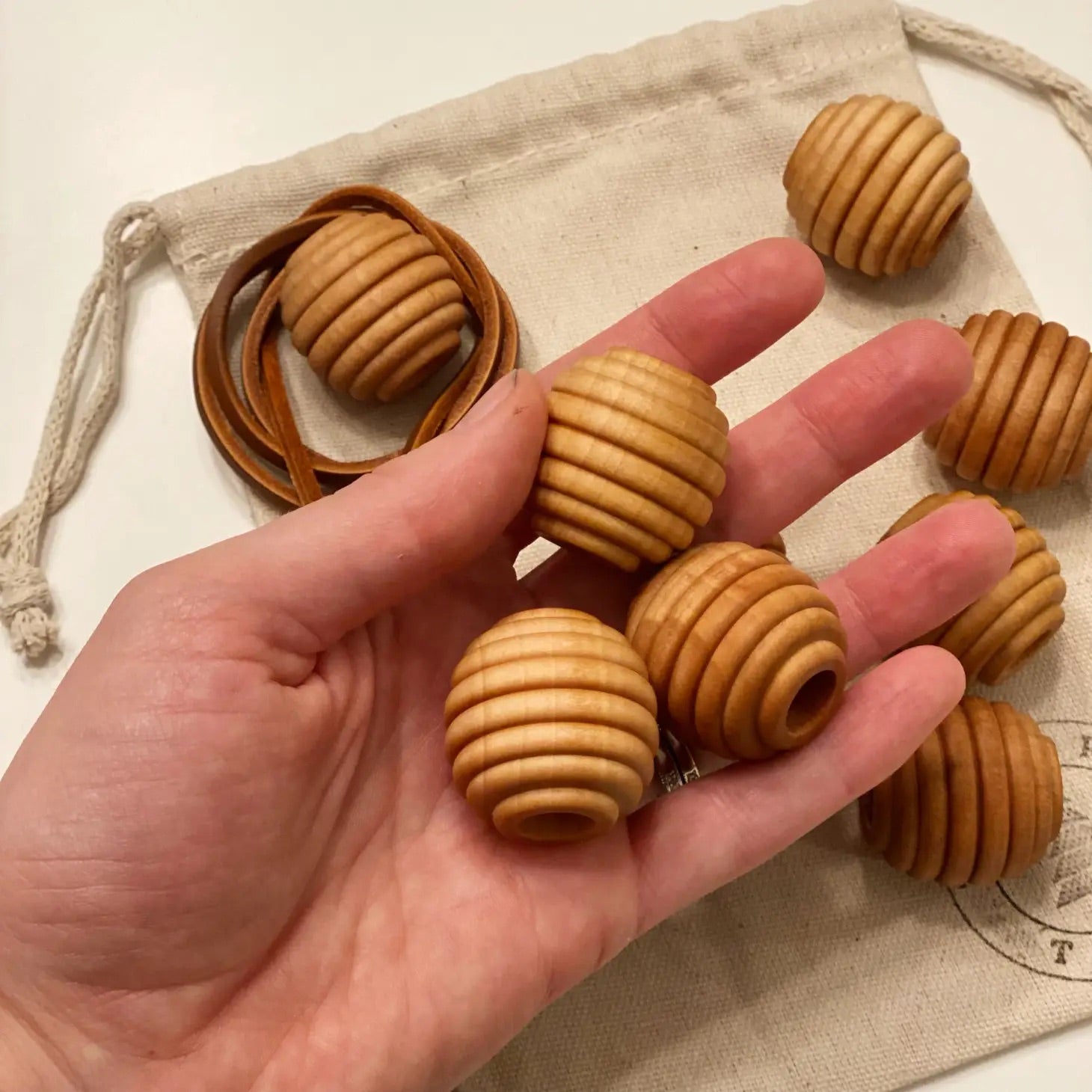 Perles de laçage en bois avec cordon en cuir