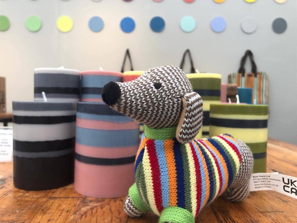 Hochet pour bébé en forme de chien saucisse tricoté