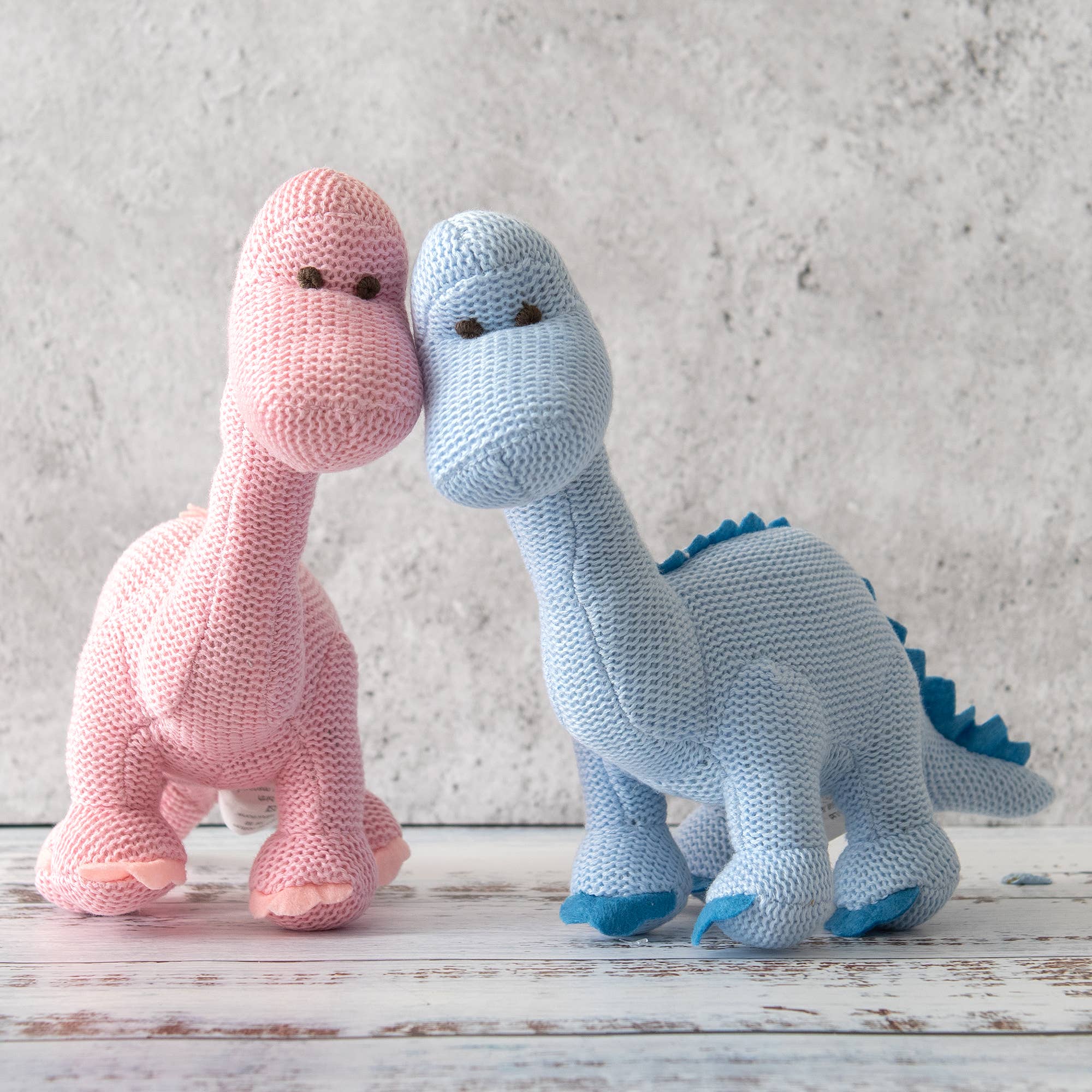Hochet dinosaure diplodocus rose en coton biologique tricoté