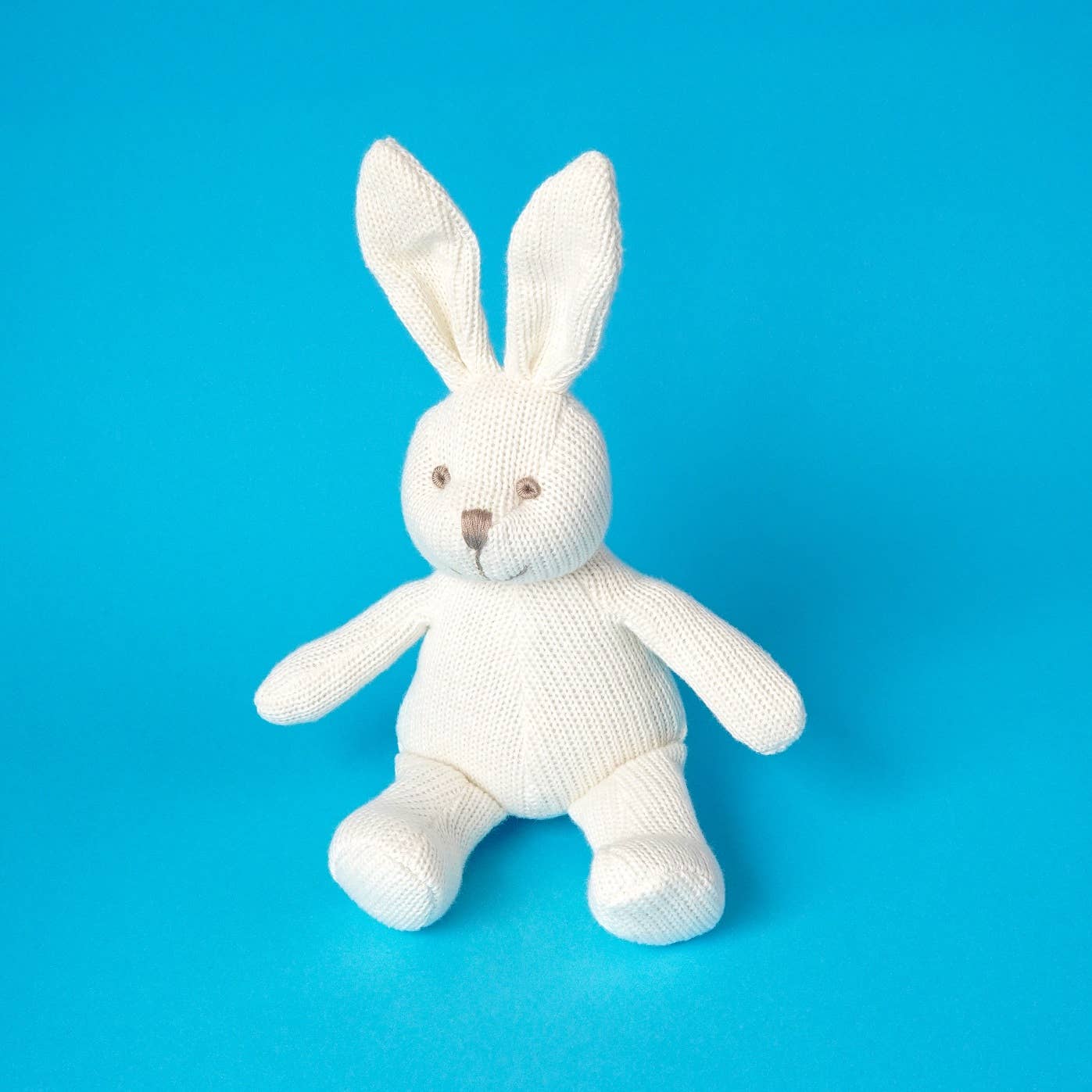 Hochet bébé lapin blanc en coton biologique tricoté