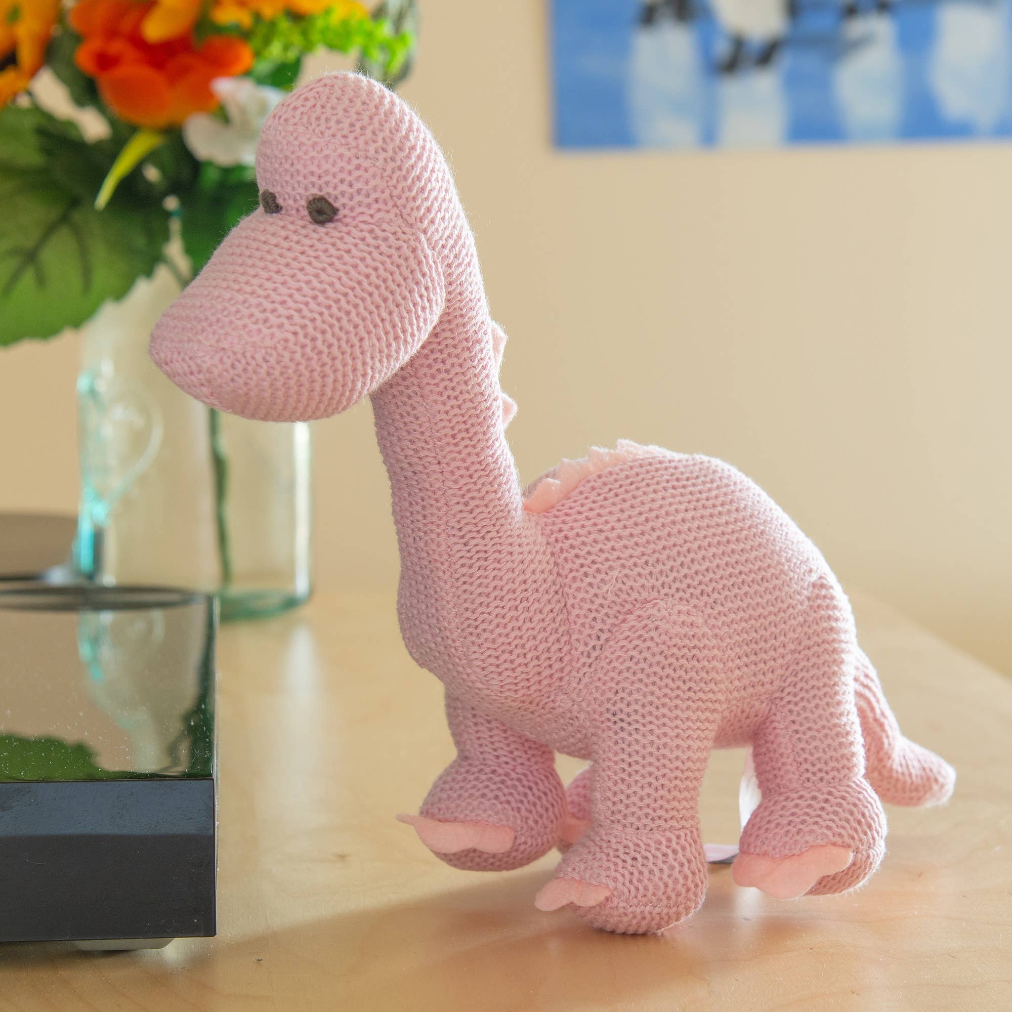 Hochet dinosaure diplodocus rose en coton biologique tricoté