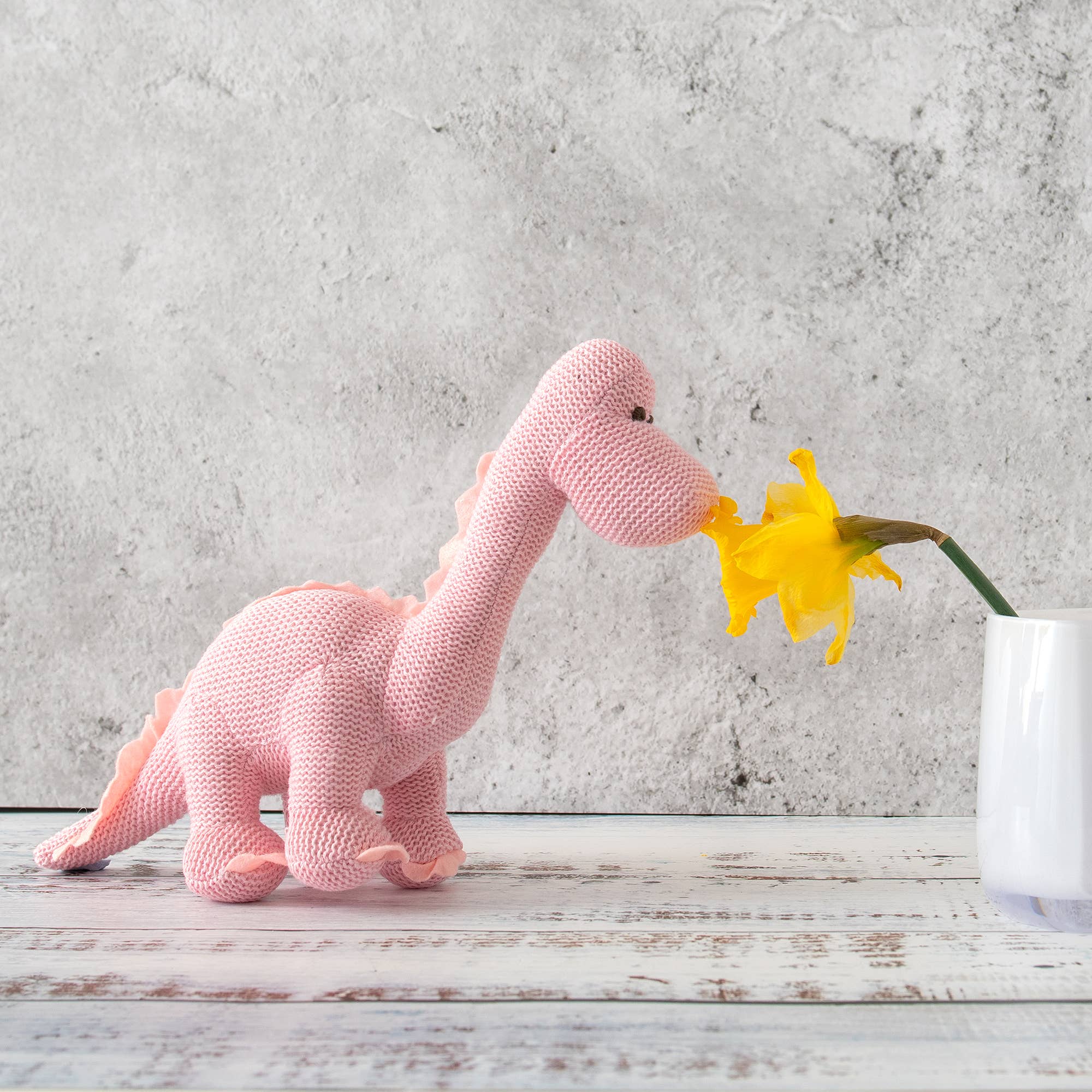 Hochet dinosaure diplodocus rose en coton biologique tricoté